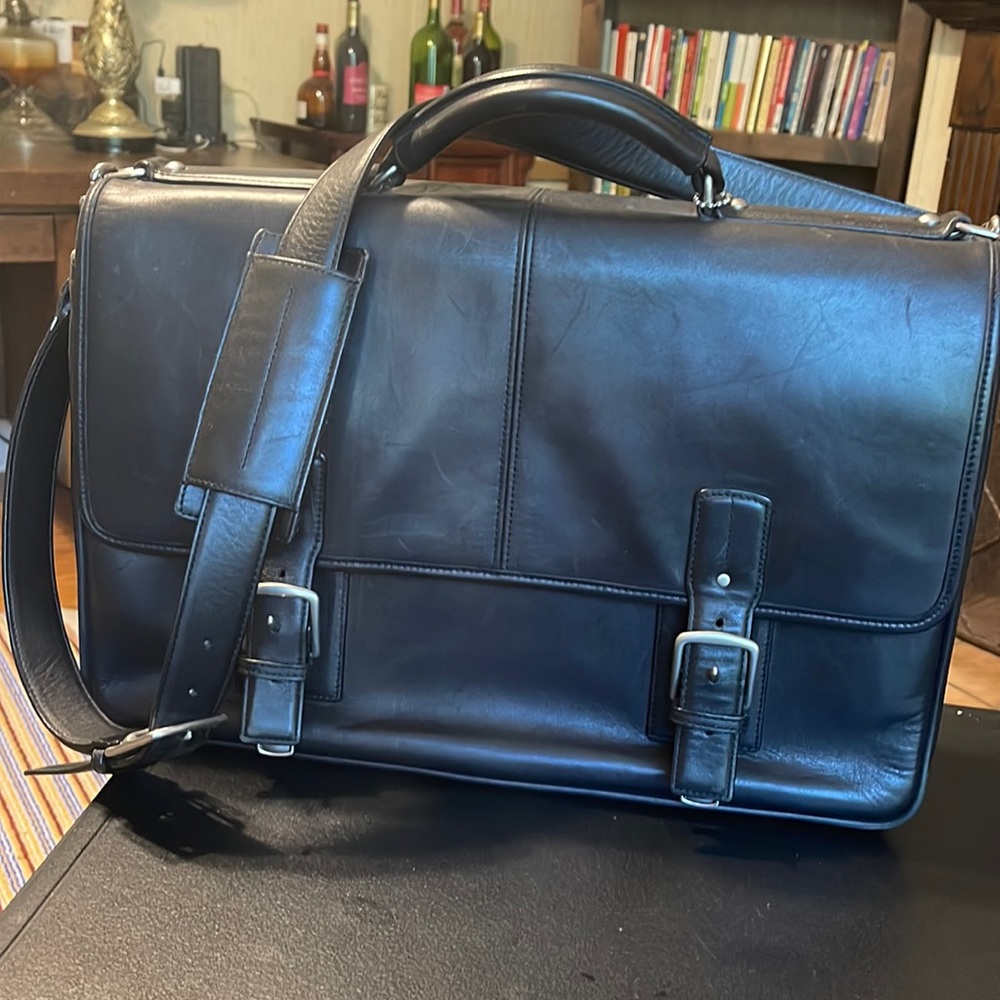 Original Coach Leather shoulder business carry bag. See serial no. in photo